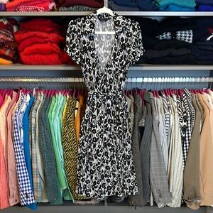 BCBGMAXAZRIA white/black short sleeve v neck wrap midi dress size S